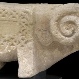Stèle funéraire en forme de bélier, Région du Caucase, 13e-19e siècle après J-C, Sculpture en calcaire, Legs Delsemme, Inv. E107