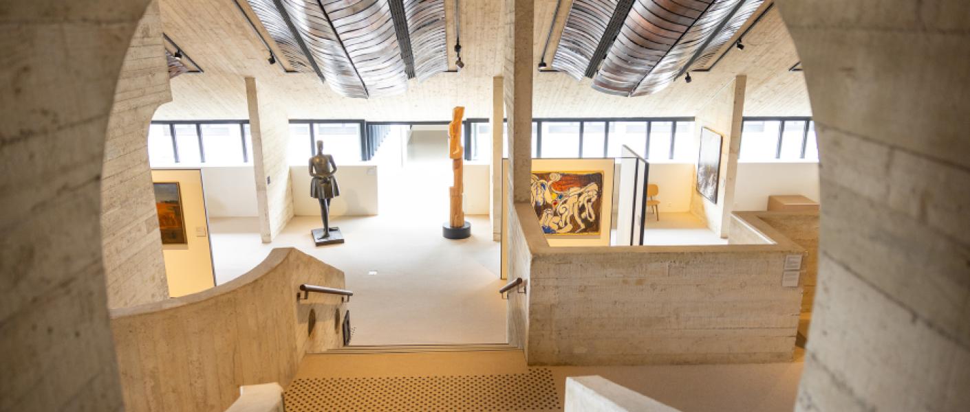 Vue depuis le 5e étage du Musée L vers l'espace Art moderne