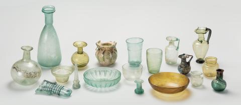 Ensemble de verres antiques du Musée L de couleurs, formes et tailles différentes