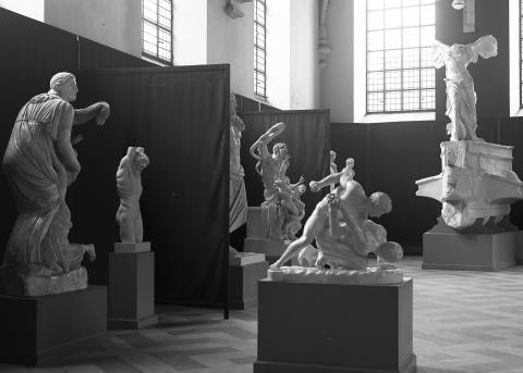 Photo de la collection des moulages de Louvain rassemblée dans les Halles universitaire de Leuven