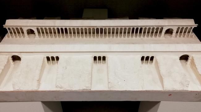 Moulage de la maquette de la colonnade d'Apamee par Alberto Scanzani