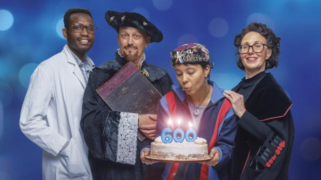 Visuel de l'exposition Happy U! montrant 4 personnes soufflant sur les bougies d'un gateau