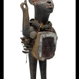 Yombe, statue à fonction magique nkisi pfula nkombe, République démocratique du Congo, Bas-Congo, Kangu, fin 19e – déb. 20e s. Bois, éclats de miroir, résine et plumes. 57 x 6 x 15 cm. N° inv. A7. Fonds ancien de l’Université (don Pères de Scheut).