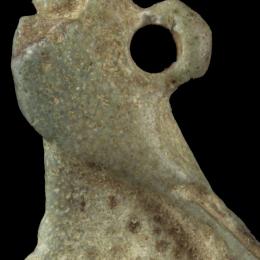 Pendentif en forme de faucon, Égypte, 664-332 av. J.-C. Verre. 1,5 x 1,1 x 0,6 cm. N° inv. EG39. Fonds ancien de l’Université.