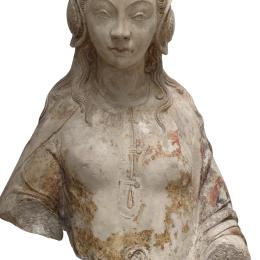 Figure féminine (allégorie ou sainte), France, vers 1530. Calcaire blanc. 60 x 47 x 22 cm. N° inv. AA63. Legs Dr Ch. Delsemme.