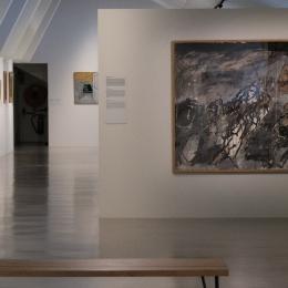 Vue de l'exposition Entre abstraction et figuration