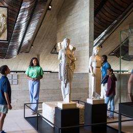 Vue intérieure du Musée L, dans l'espace Antiquité