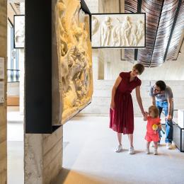 Vue intérieure du Musée L, dans l'espace Antiquité