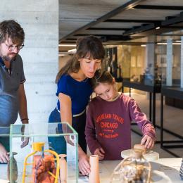 Famille expérimentant la sculpture dans les "labs" du Musée L